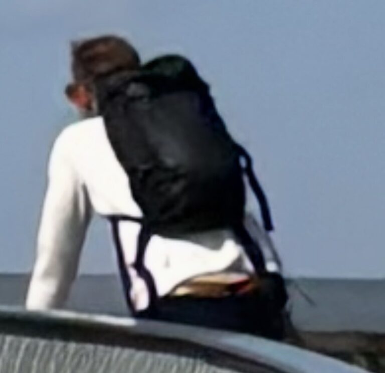 rygsæk med bilnøgler