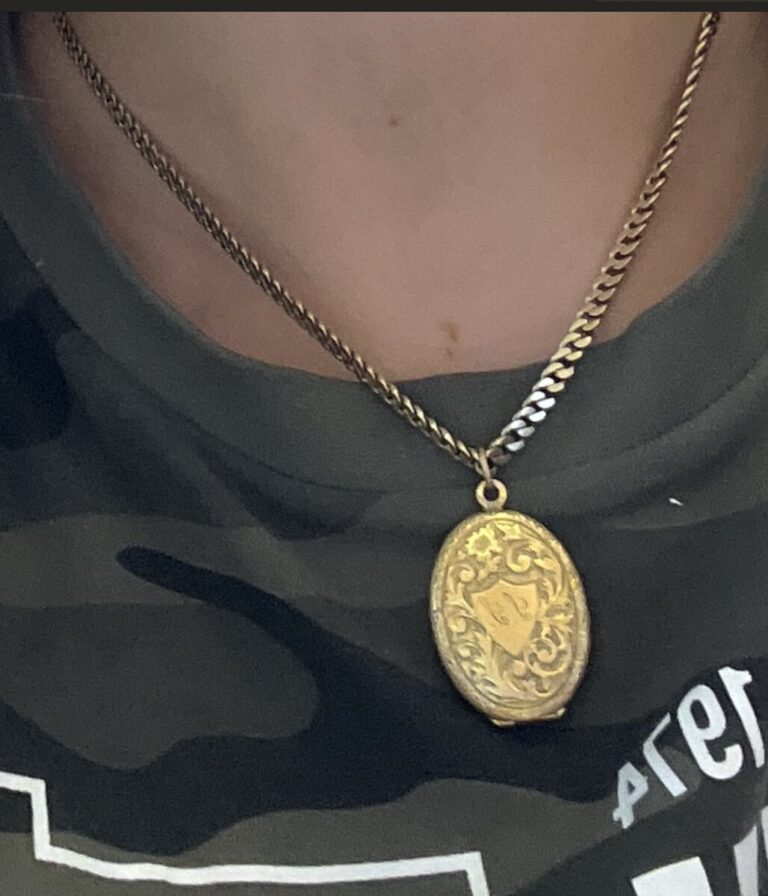 Arvestykke, oval guldmedaljon med indgraveringer
